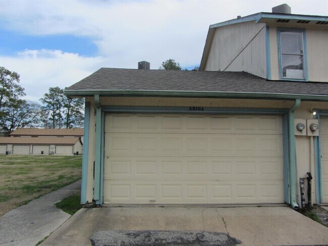 Foto del edificio - 5810 Twisted Pine Ct