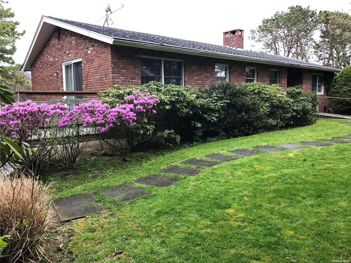 16 Peconic View Ct, Southampton, NY 11968 House Rental in Southampton