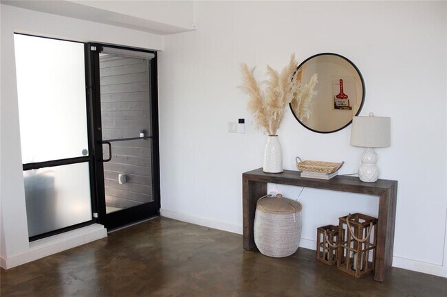 Foto del edificio - 3700 Garden Villa Ln