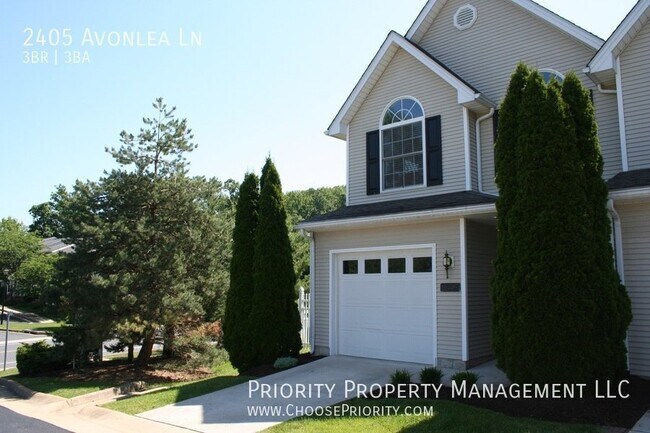 Building Photo - Charming 3-Bedroom Townhouse with Hardwood...