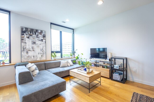 Foto del edificio - Stunning 1 BR/1 BA Top-Floor Condo in Trux...