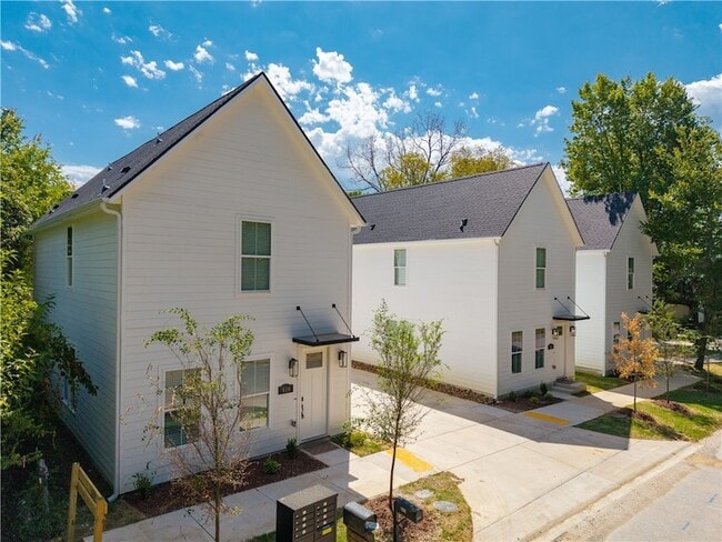 Building Photo - 810 S Wood Ave