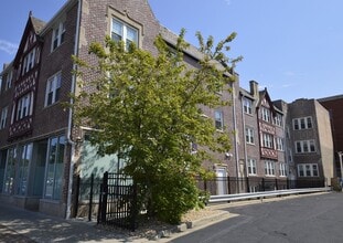 Building Photo - 2343 W Irving Park Rd