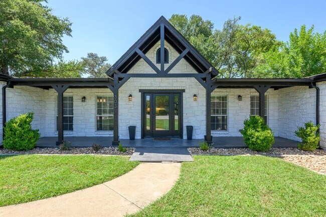 Foto del edificio - 303 Lakeway Dr