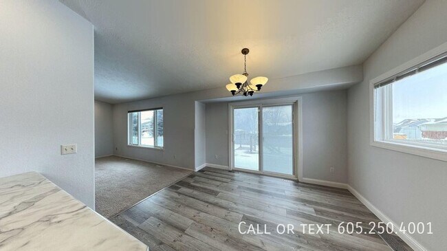 Foto del edificio - 5 Bedroom Home: Spacious Living, Patio Com...