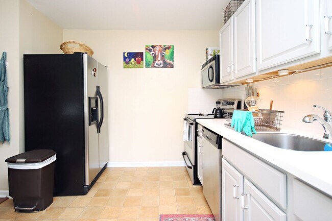 Building Photo - Top Floor, End-Unit Condo (Lease Pending)