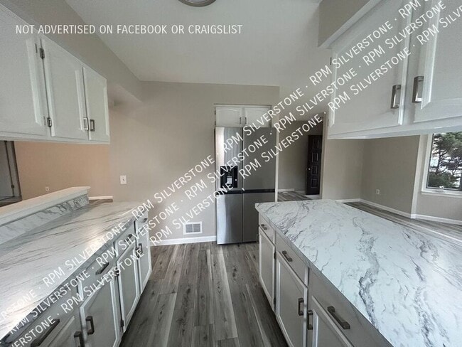 Building Photo - 39247 Iris Ct