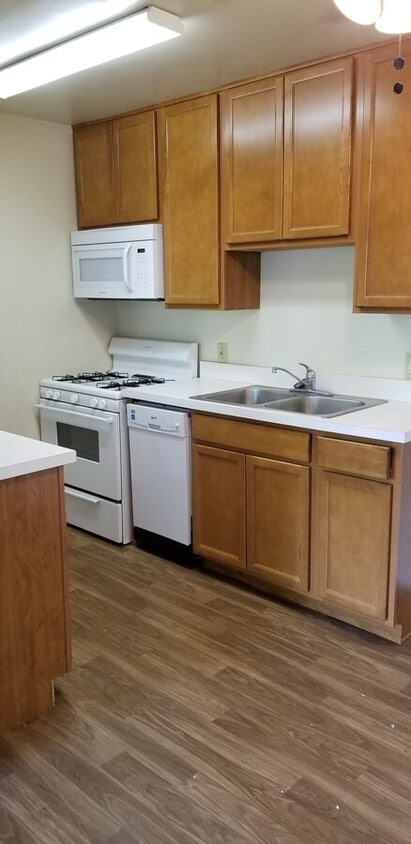 Building Photo - 125 Twin Oaks Dr