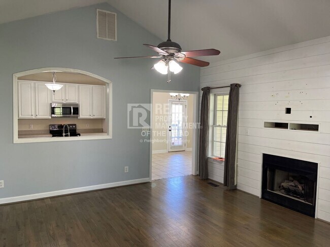 Building Photo - Beautiful 3BR/2BA Available Now!