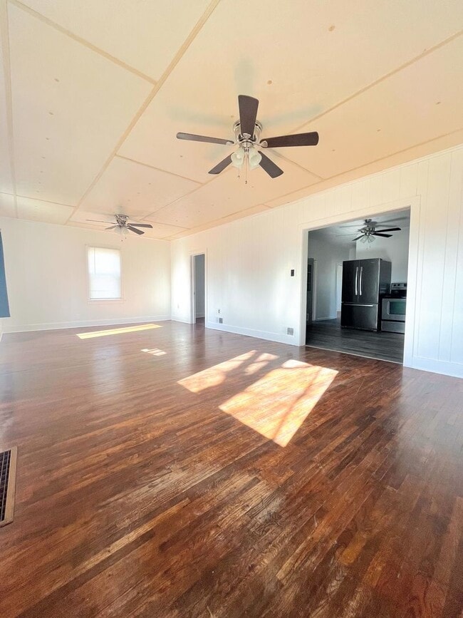 Building Photo - 3 Bedroom Home on Corner Lot