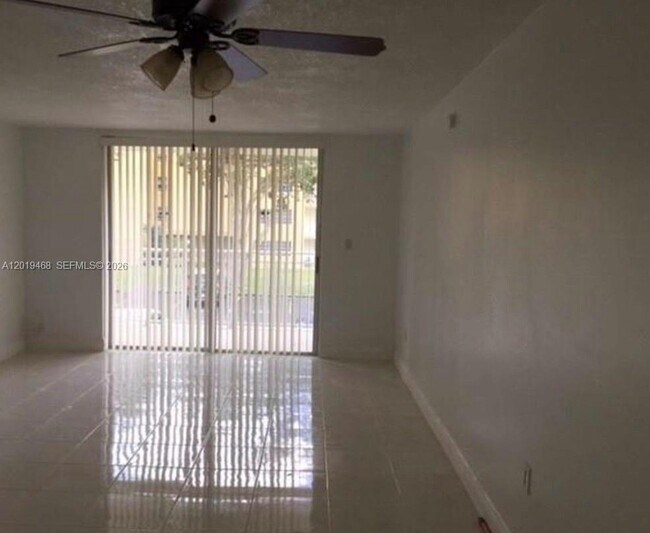 Foto del edificio - 6950 Miami Gardens Dr