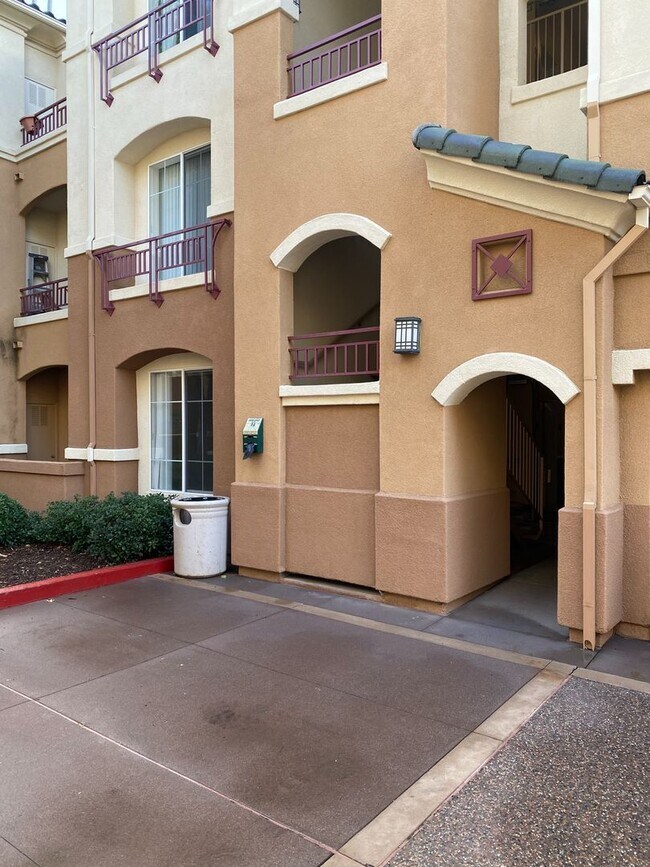 Foto del edificio - Great first floor corner unit!!