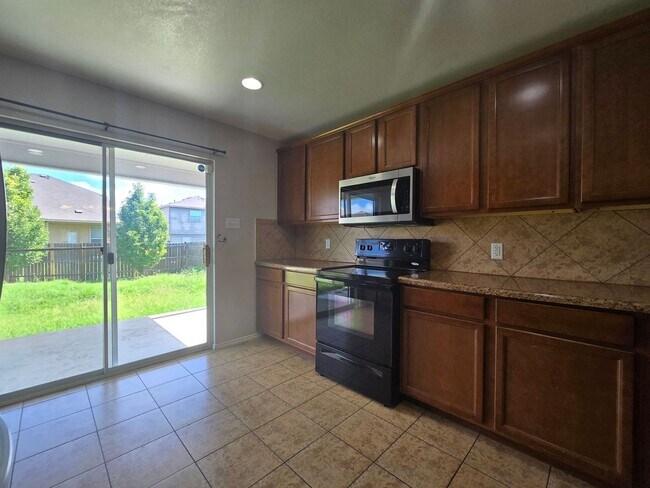 Foto del edificio - RENT REDUCTION - AVAILABLE NOW!
