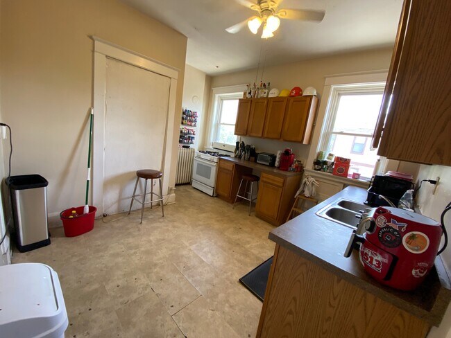 Large kitchen - 339-2 Probasco St