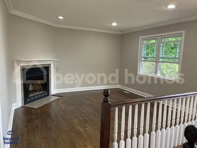 Building Photo - Updated 4-Bed Home Minutes from Downtown C...