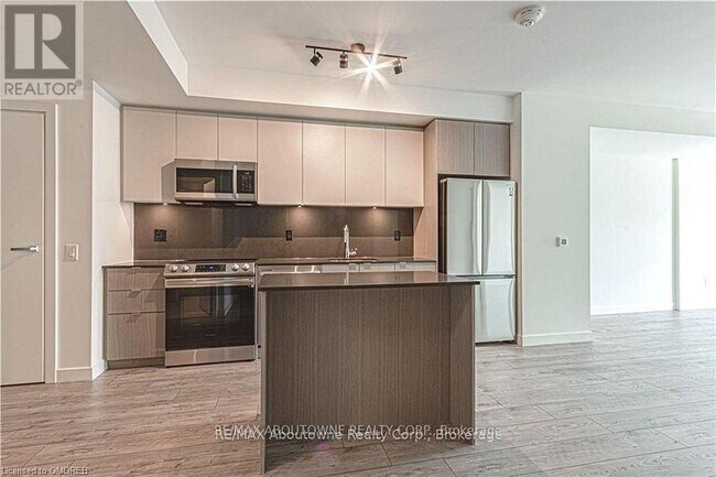 Building Photo - 133 Bronte Rd