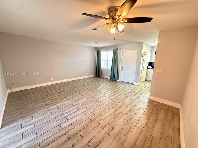 Foto del edificio - 250 Layne Blvd