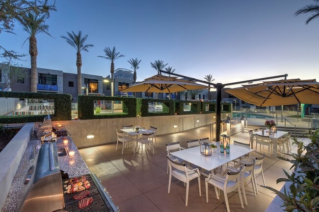 Foto del edificio - Fully Furnished Spacious One Bedroom - Downtown Las Vegas