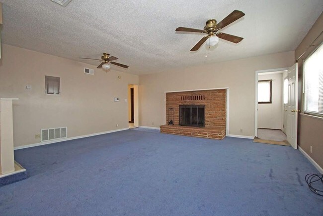 Building Photo - 1224 Maclovia St