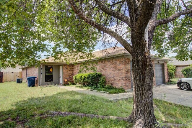 Building Photo - 6714 S Creek Dr