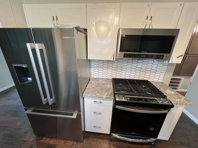 Building Photo - 2 bedroom 1 bathroom with  bonus room located in the Avenues