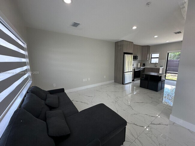 Foto del edificio - 19213 NW 37th Ave