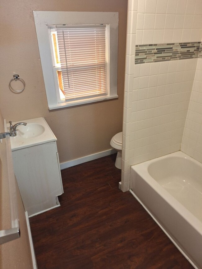 Building Photo - 2 bedroom, 1 bath