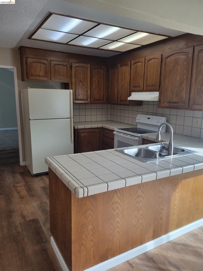 Building Photo - 906 Coral Dr