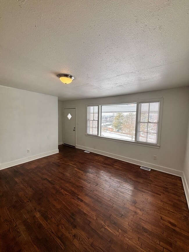 Building Photo - Cottage Minutes from Downtown and UT Campus!