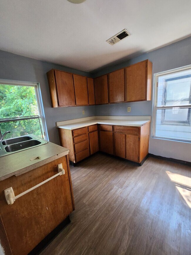 Foto del edificio - Upper 2 bedroom unit