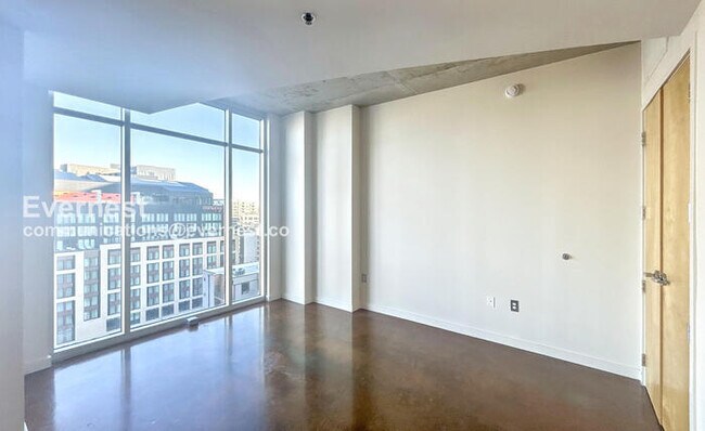 Building Photo - Modern 1-Bedroom Condo with City Views in Prime Nashville Location / Available Now!