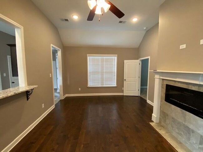 Building Photo - Olive Branch Townhouse Community, Lovely 4...