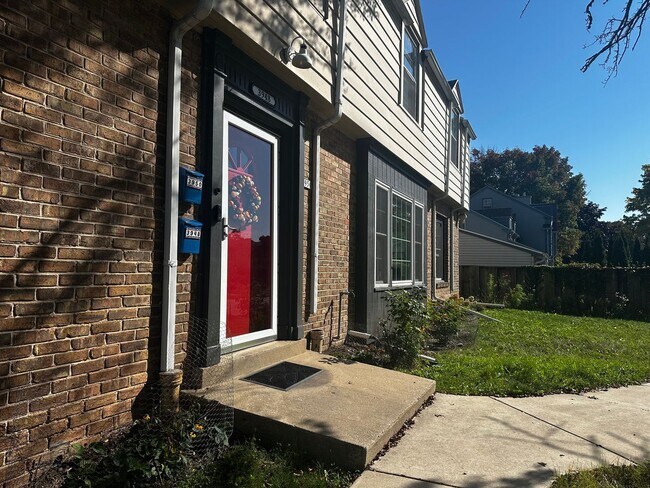 Building Photo - Shorewood 2 bedroom upper
