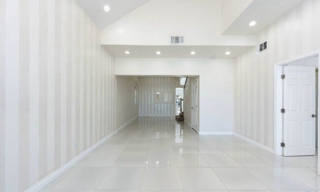 Building Photo - Spacious 5-Bedroom Home with Pool – Perfec...