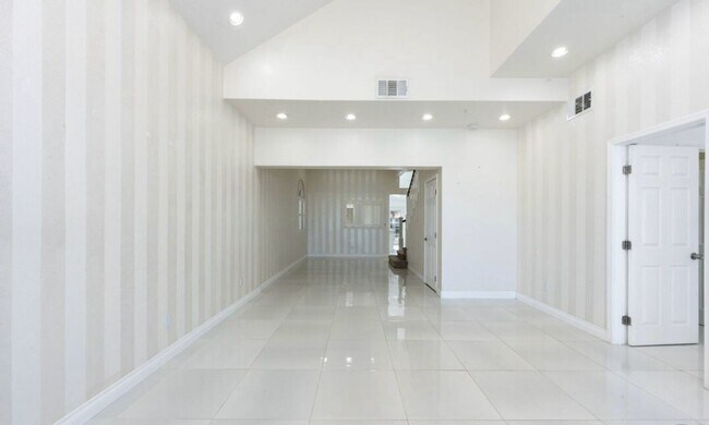 Foto del edificio - Spacious 5-Bedroom Home with Pool – Perfec...