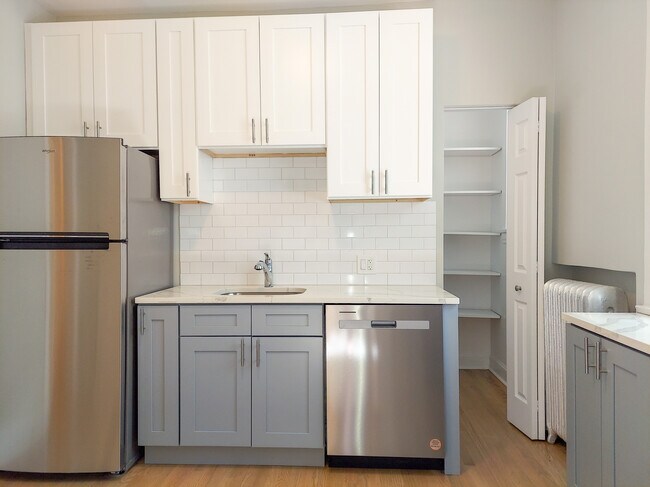 Building Photo - 5055 N Damen Ave