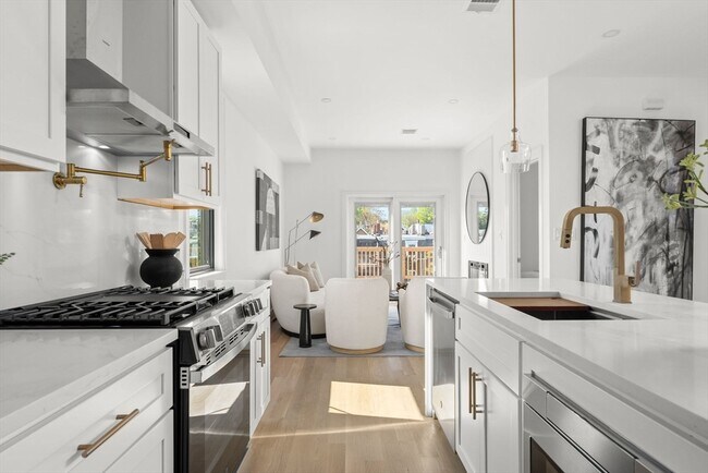 Building Photo - 100 Bennington St