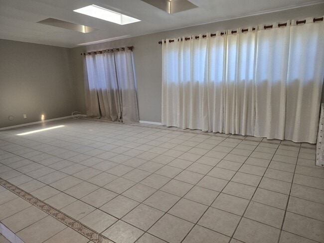 Foto del edificio - Single Family Home in Midway City for Rent