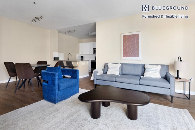 Building Photo - 5684 Bay St