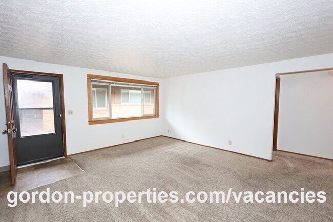 Foto del edificio - SE Cedar Ave - Single level 2 bedroom unit in duplex