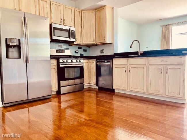 Building Photo - 2 br, 1.5 bath Townhome - 2243 Flagstone Ln
