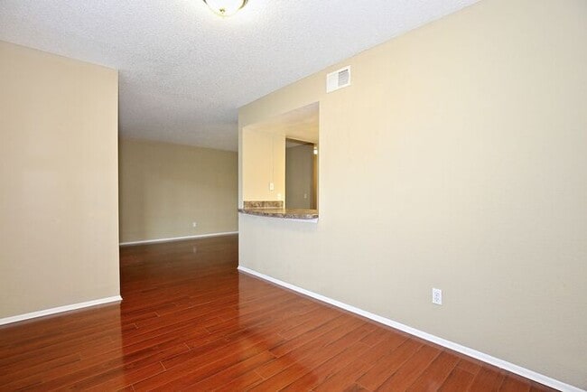 Building Photo - Beautiful 2/2 Condo with Full Lawn Care Included Located in Hawthorne Village – Orlando!