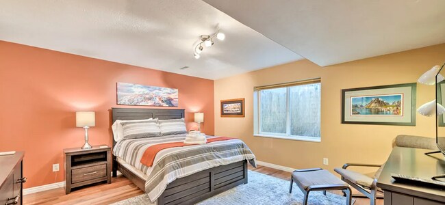Queen Bedroom - 662 E Old English Rd