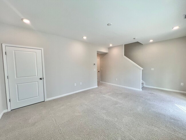 Building Photo - Newly Remodeled 4BD, 2.5BA Durham End Unit...