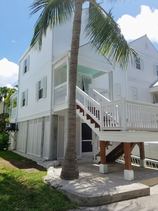 Side - 3029 N Roosevelt Blvd