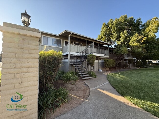 Building Photo - $2600 - 2 Beds/1 Bath Updated Condo in Gilroy