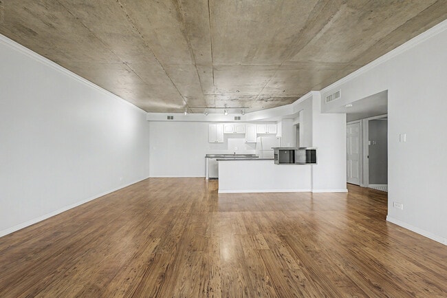Building Photo - 207 W Clarendon Ave