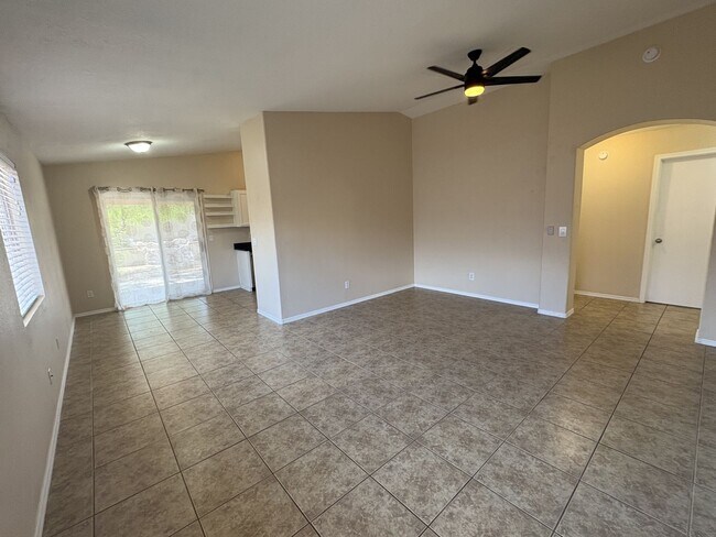 Building Photo - Move in ready east side rental