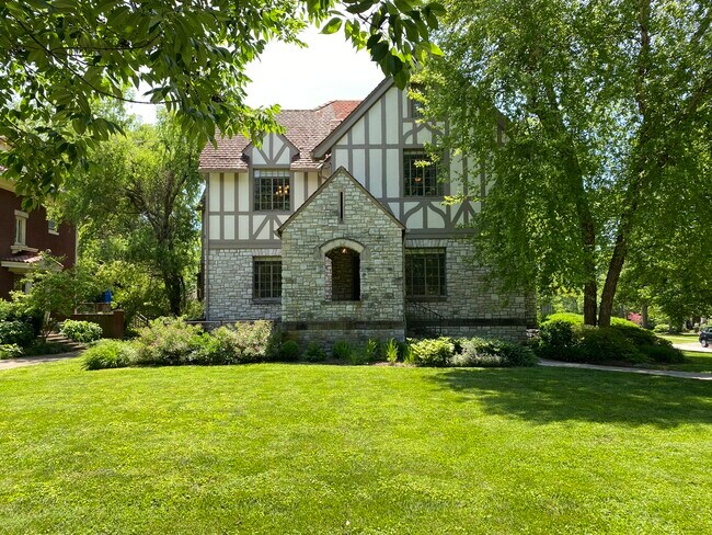 Foto del edificio - 100 Mcdowell Rd
