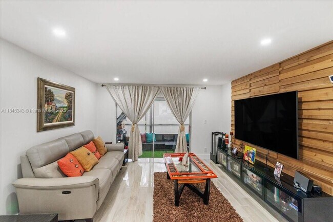 Foto del edificio - 2820 Riverside Dr